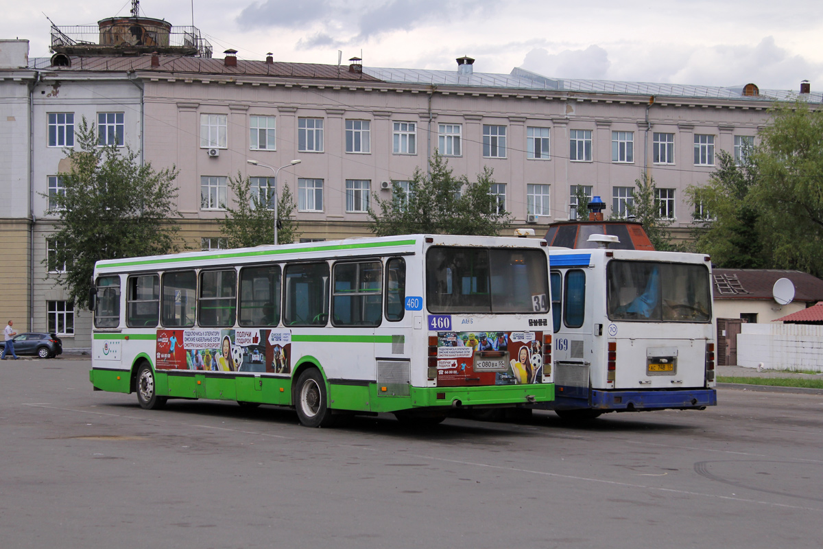 Омская область, ЛиАЗ-5256.45 № 460; Омская область, ЛиАЗ-5256.35 № 169