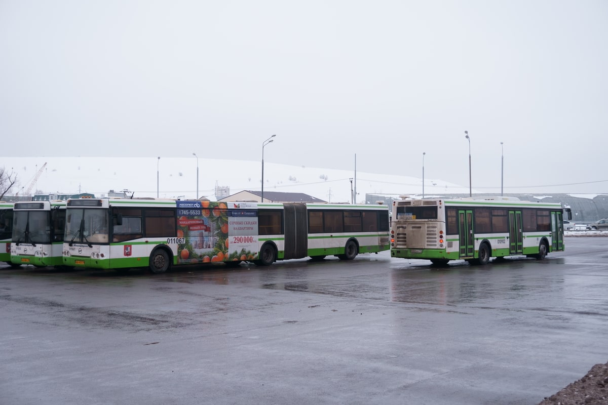 Maskava, LiAZ-6213.20 № 011067; Maskava, LiAZ-5292.22 (2-2-2) № 010902; Maskava — Bus stations