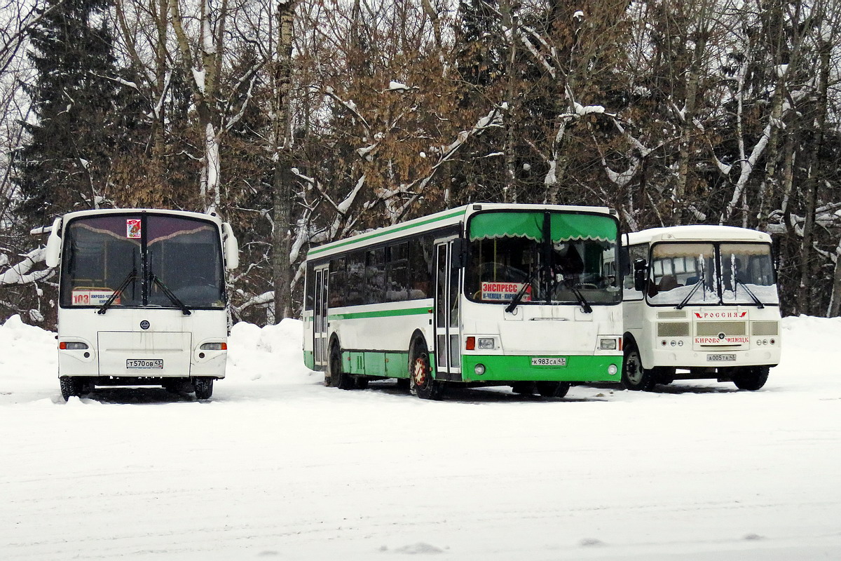 Кировская область, КАвЗ-4235-31 (1-1) № Т 570 ОВ 43; Кировская область, ЛиАЗ-5256.36-01 № К 983 СА 43; Кировская область — Автовокзалы, автостанции, конечные остановки