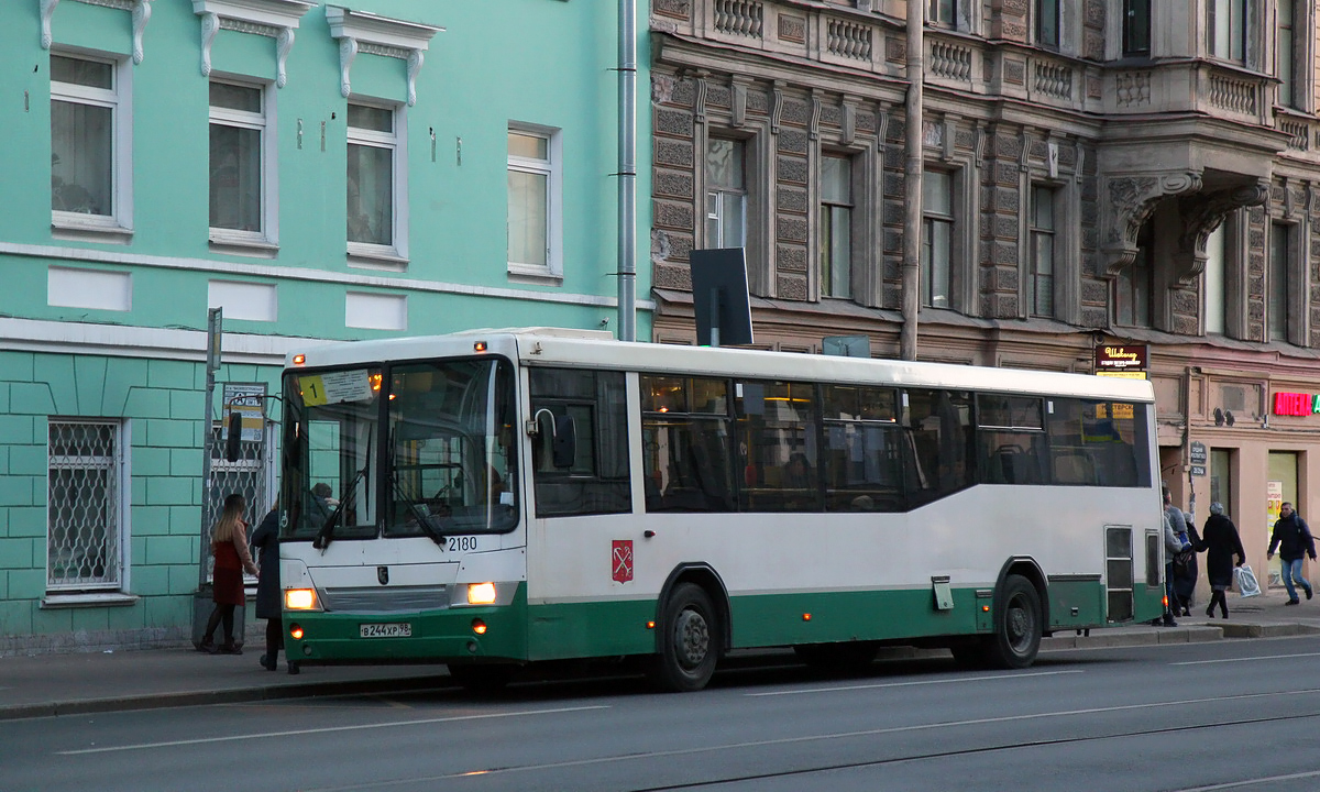 Sankt Petersburg, NefAZ-5299-30-32 Nr 2180