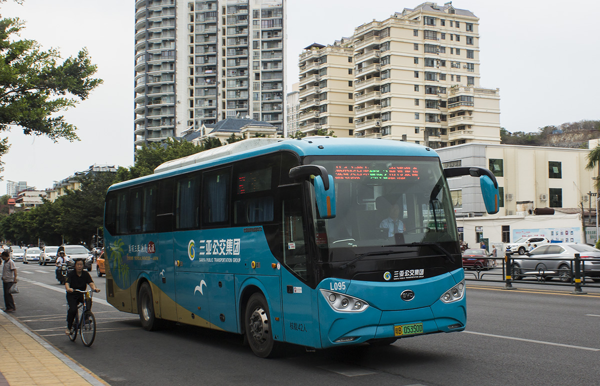 Китай, BYD C8 № 琼B 05350D