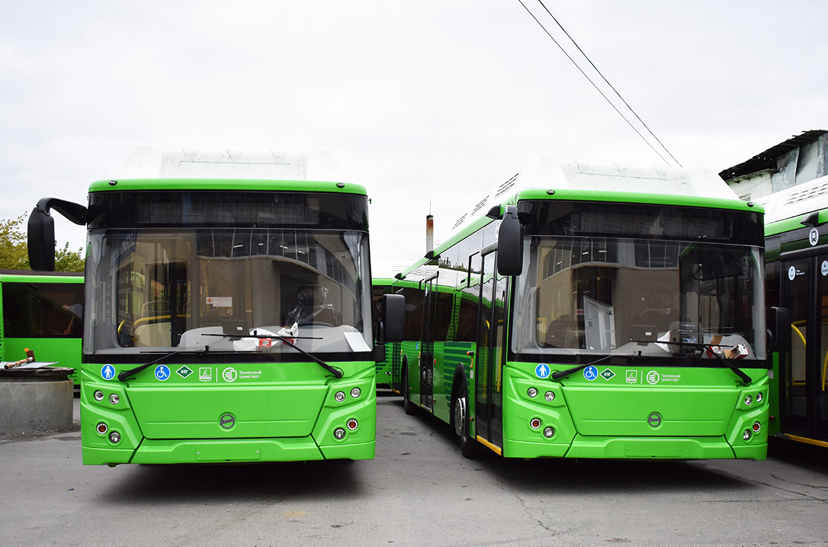 Тюменская область, ЛиАЗ-5292.67 (CNG) № 2221; Тюменская область, ЛиАЗ-5292.67 (CNG) № 2454; Тюменская область — Новые автобусы