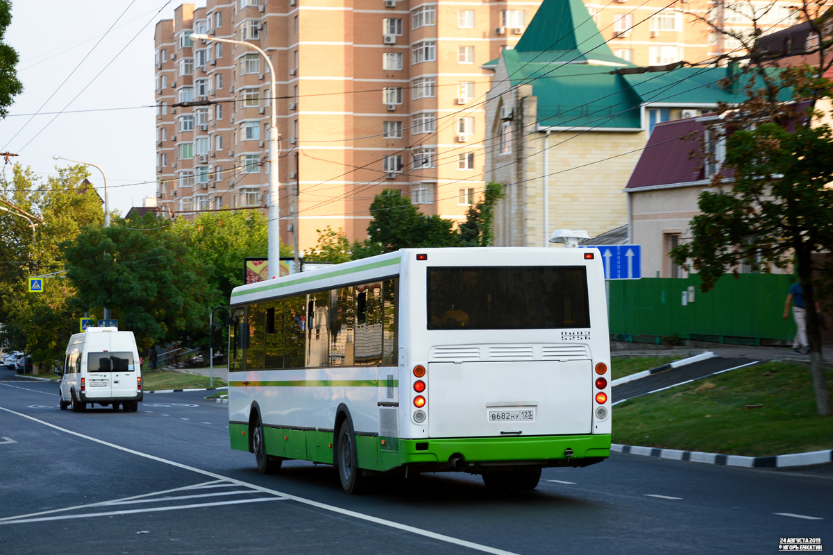 Краснодарский край, ЛиАЗ-5256.54-01 № В 682 НУ 123