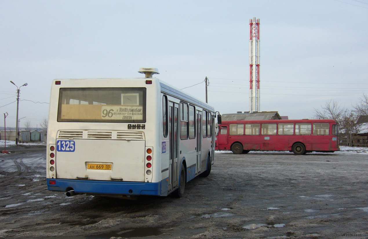 Омская область, ЛиАЗ-5256.45 № 1325; Омская область, ЛиАЗ-677М № 1460