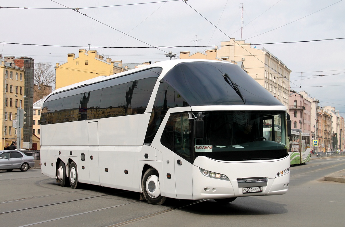 Автобус спб витебск. 833 Автобус Санкт Петербург. DELTABUS СПБ. BIGBUS Питер.