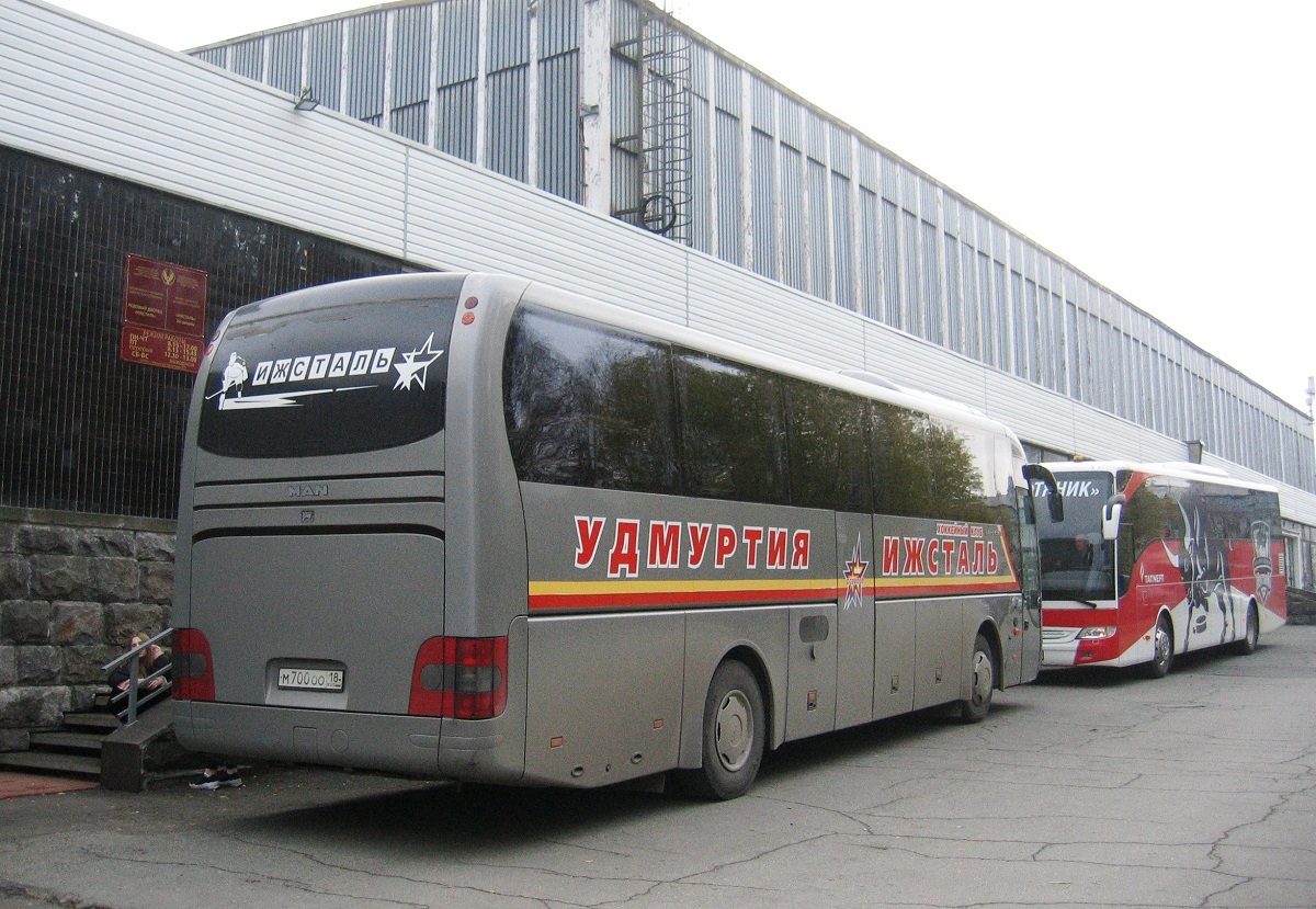 Удмуртия, MAN R07 Lion's Coach RHC414 № М 700 ОО 18; Татарстан, Mercedes-Benz Tourismo II 15RHD № А 151 УА 716