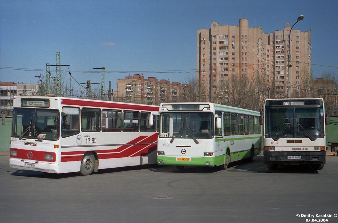 Moskva, Mercedes-Benz O325 č. 12195; Moskva, LiAZ-5256.25 č. 12254; Moskva, Ikarus 415.33 č. 12317