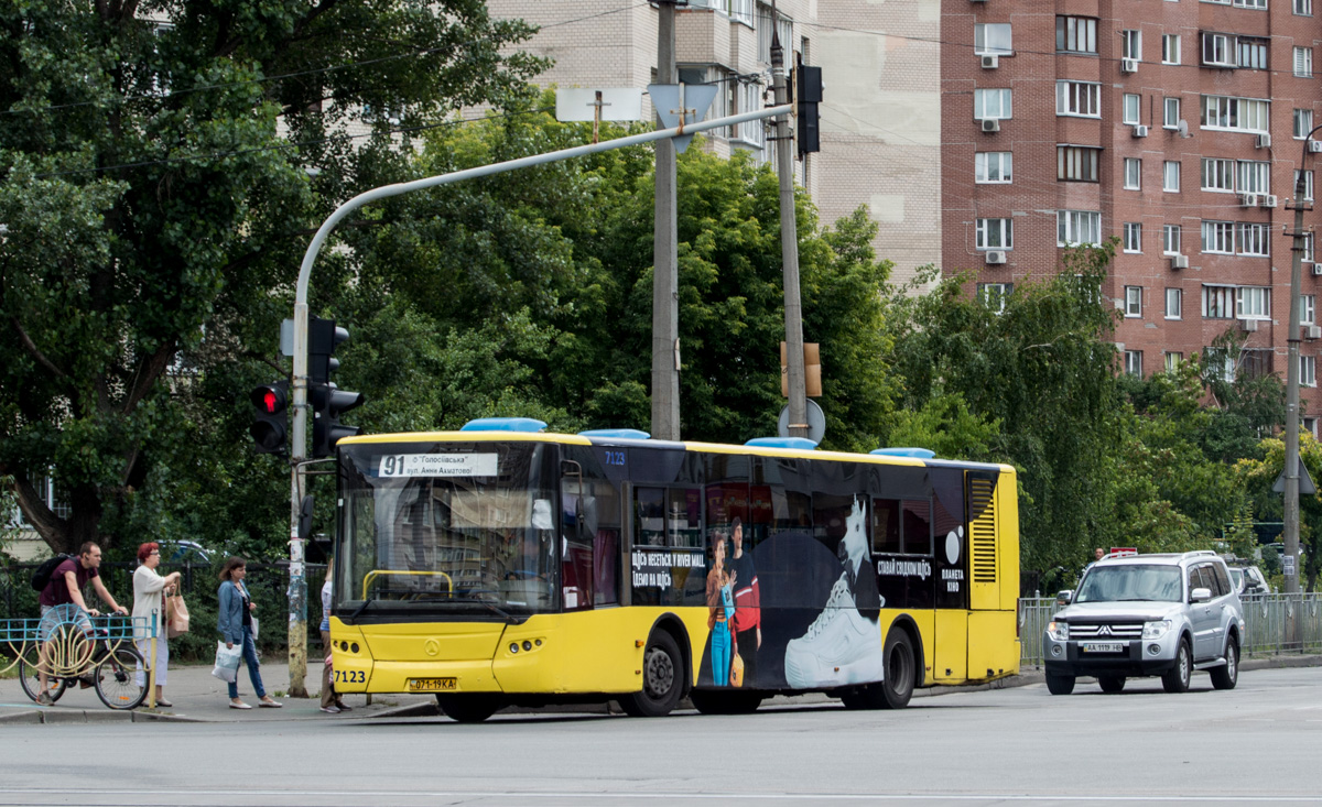 Kijów, LAZ А183D1 Nr 7123