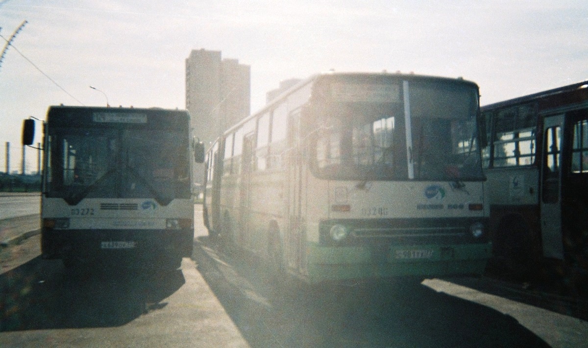 Moskva, Ikarus 435.17 č. 03272; Moskva, Ikarus 280.33M č. 03240