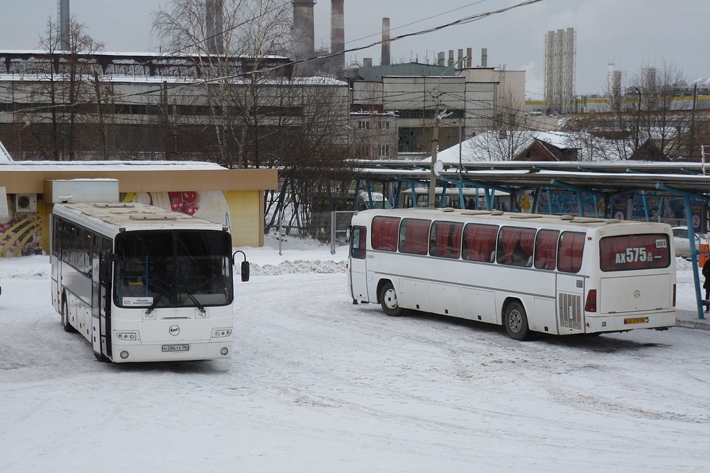 Свердловская область, ЛиАЗ-5256.23-01 (ГолАЗ) № 82; Свердловская область, Mercedes-Benz O303-15KHP-A № АХ 575 66; Свердловская область — Автовокзалы, конечные станции и остановки