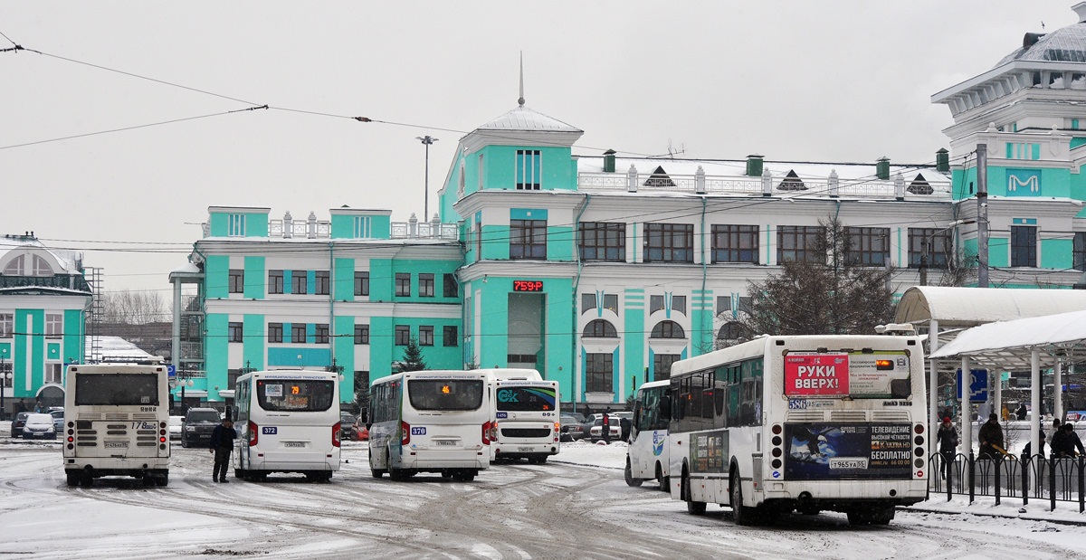 Omsk region, LiAZ-5256.60 č. 178; Omsk region, PAZ-320435-04 "Vector Next" č. 372; Omsk region, PAZ-320435-04 "Vector Next" č. 370; Omsk region, LiAZ-5256.53 č. 586; Omsk region — Bus stops