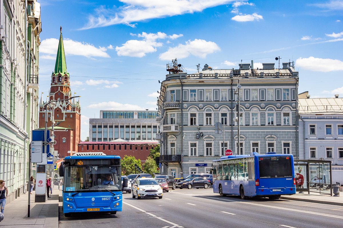 Москва, ЛиАЗ-5292.65 № 08527; Москва, Mercedes-Benz Conecto II № 08807