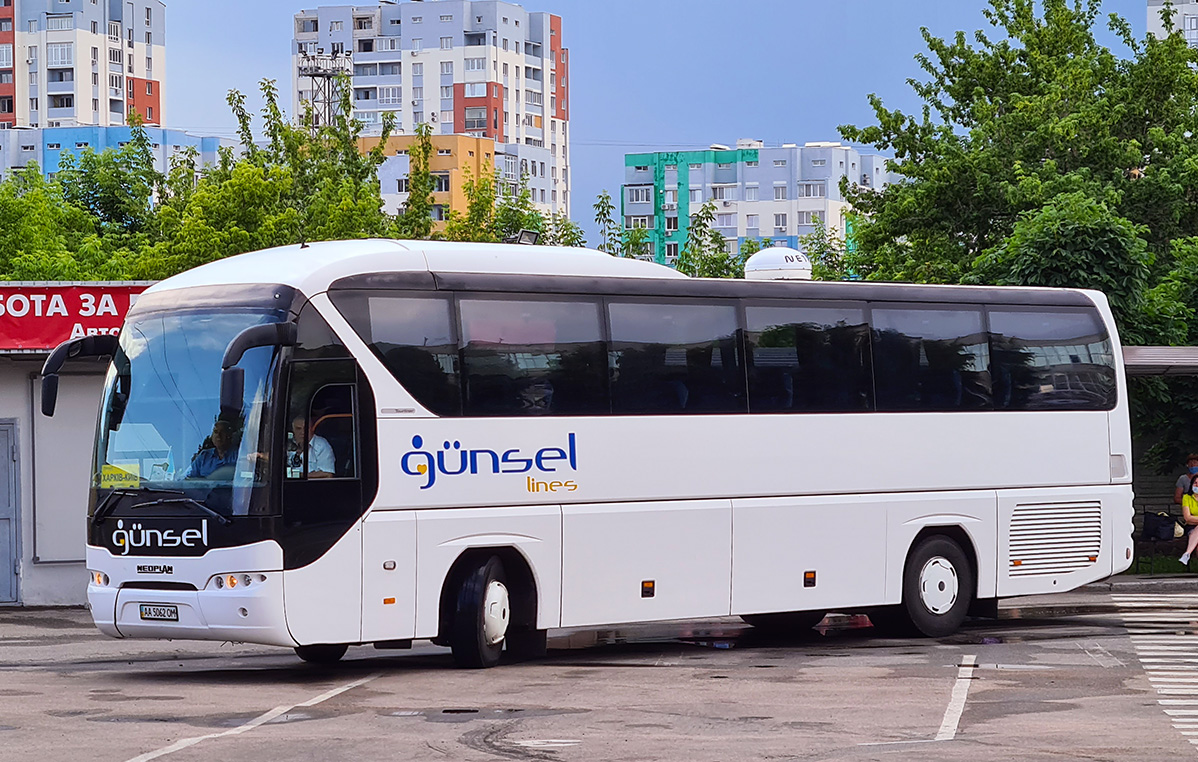 Kiew, Neoplan P21 N2216SHD Tourliner SHD Nr. AA 5062 OM