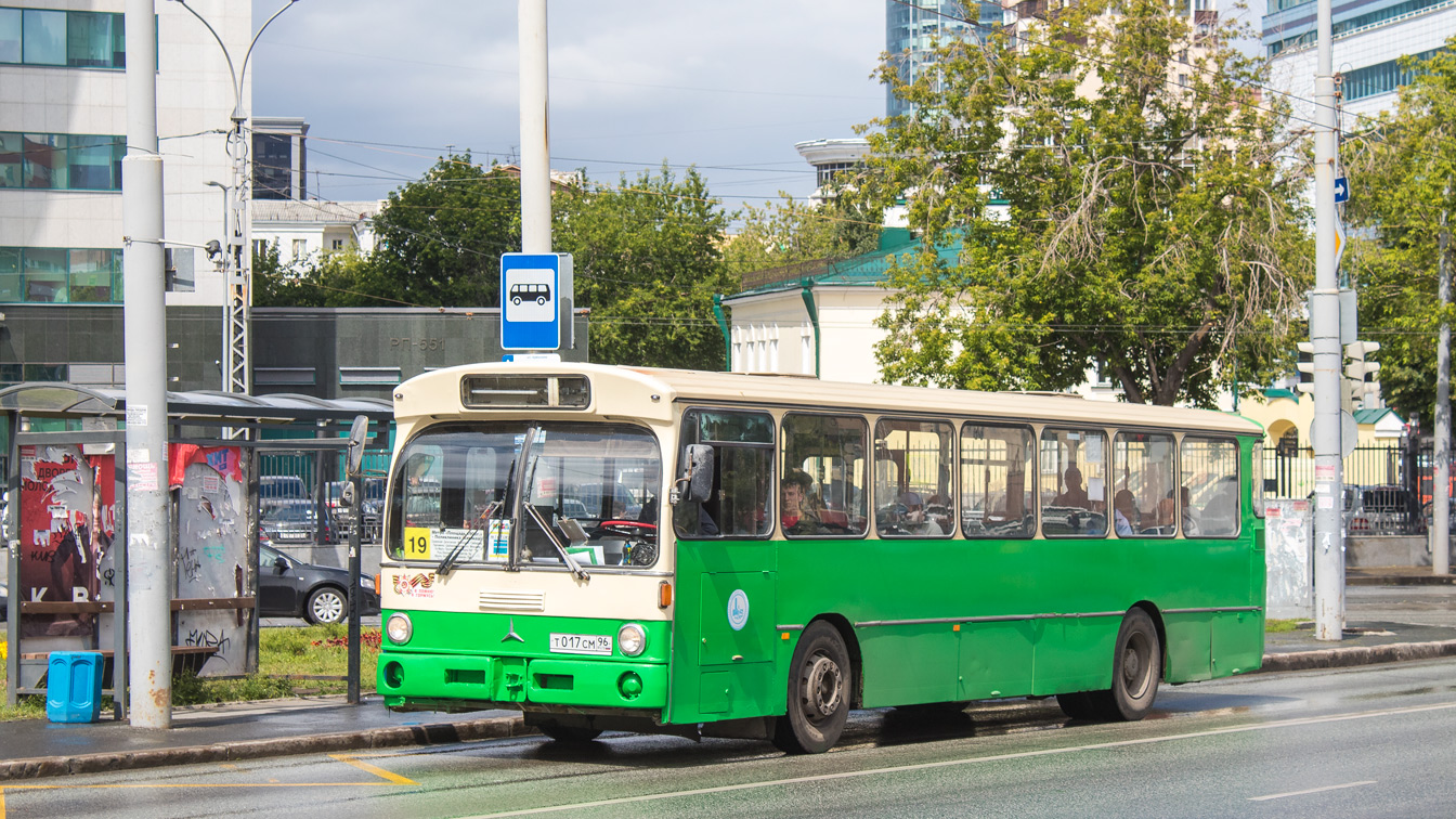 Свердловская область, Mercedes-Benz O305 № Т 017 СМ 96