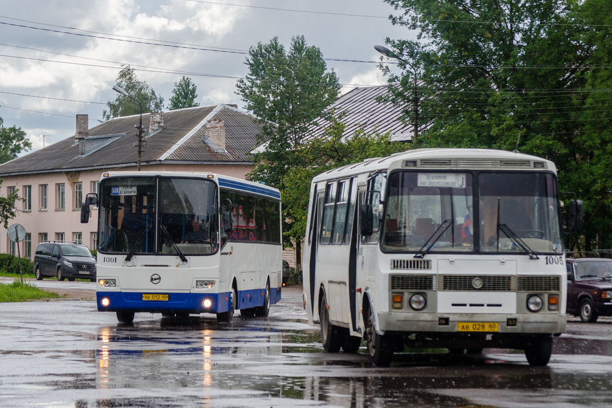 Псковская область, ЛиАЗ-5256.33 (ГолАЗ) № 1001; Псковская область, ПАЗ-4234 № 1005