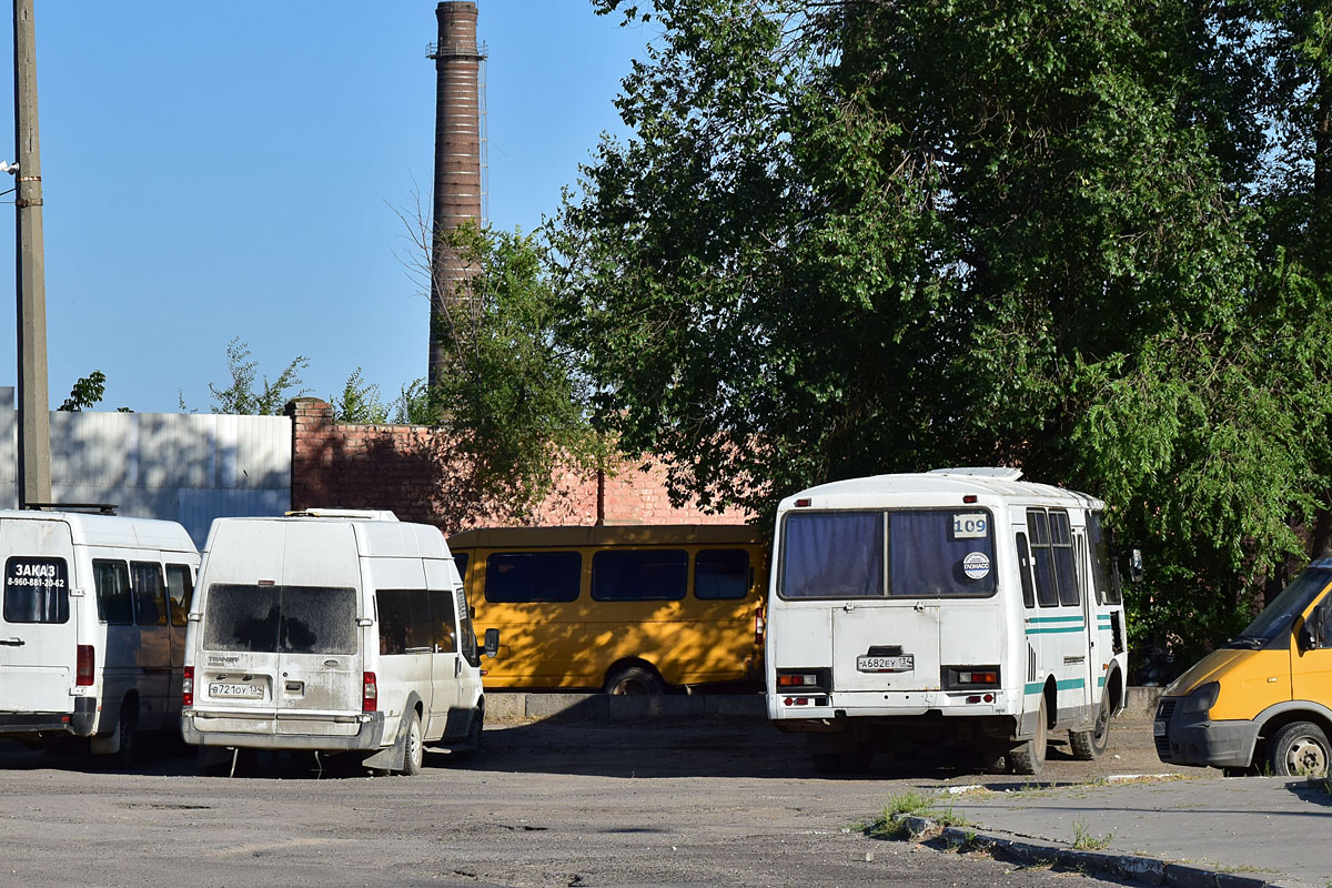 Волгоградская область, Нижегородец-222700  (Ford Transit) № В 721 ОУ 134; Волгоградская область, ПАЗ-3205-110 № А 682 ЕУ 134