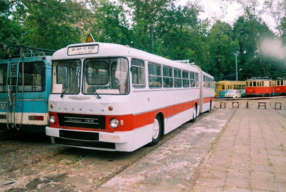 Москва, Ikarus 180 № 011