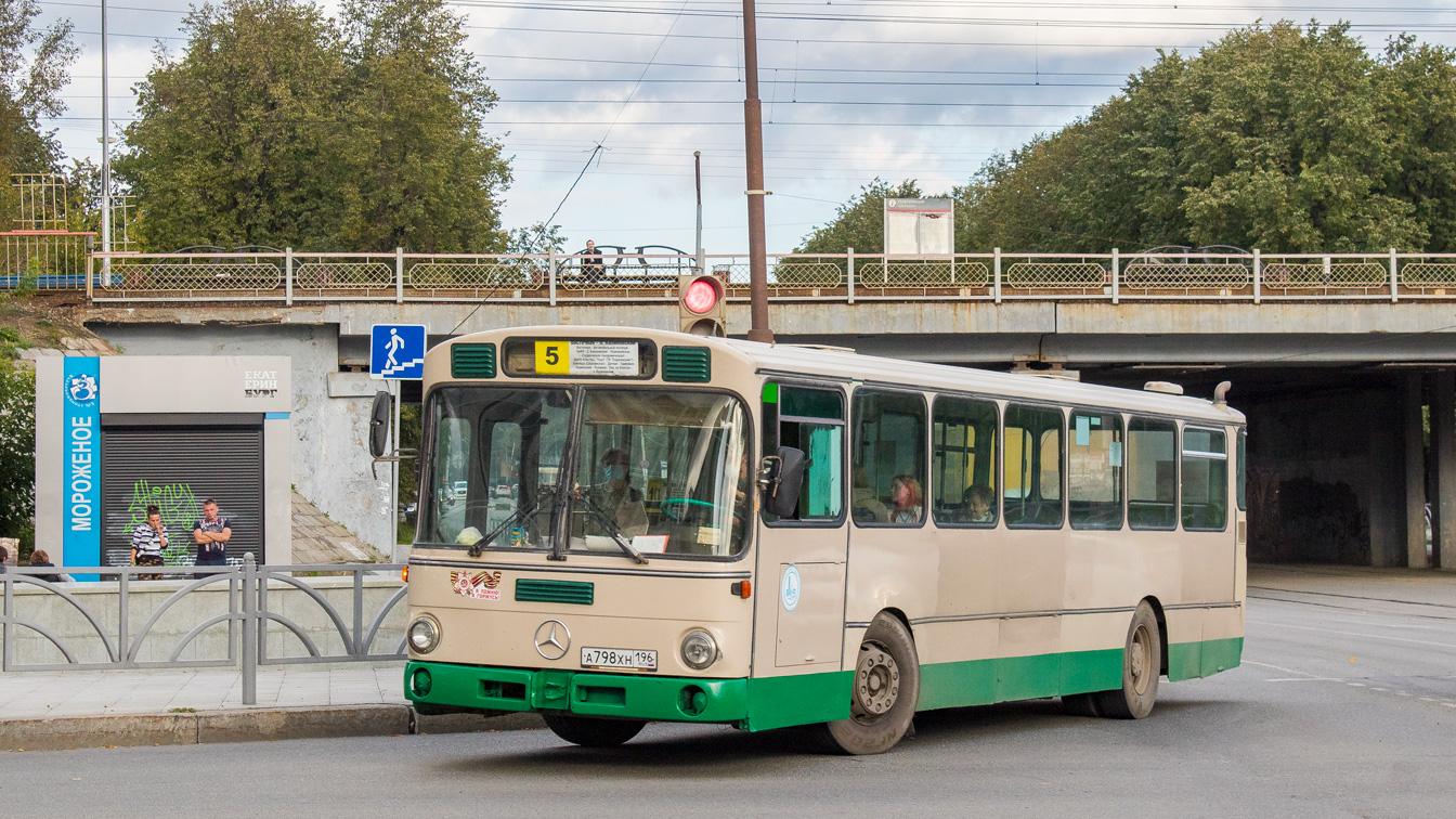 Sverdlovsk region, Mercedes-Benz O305 № А 798 ХН 196