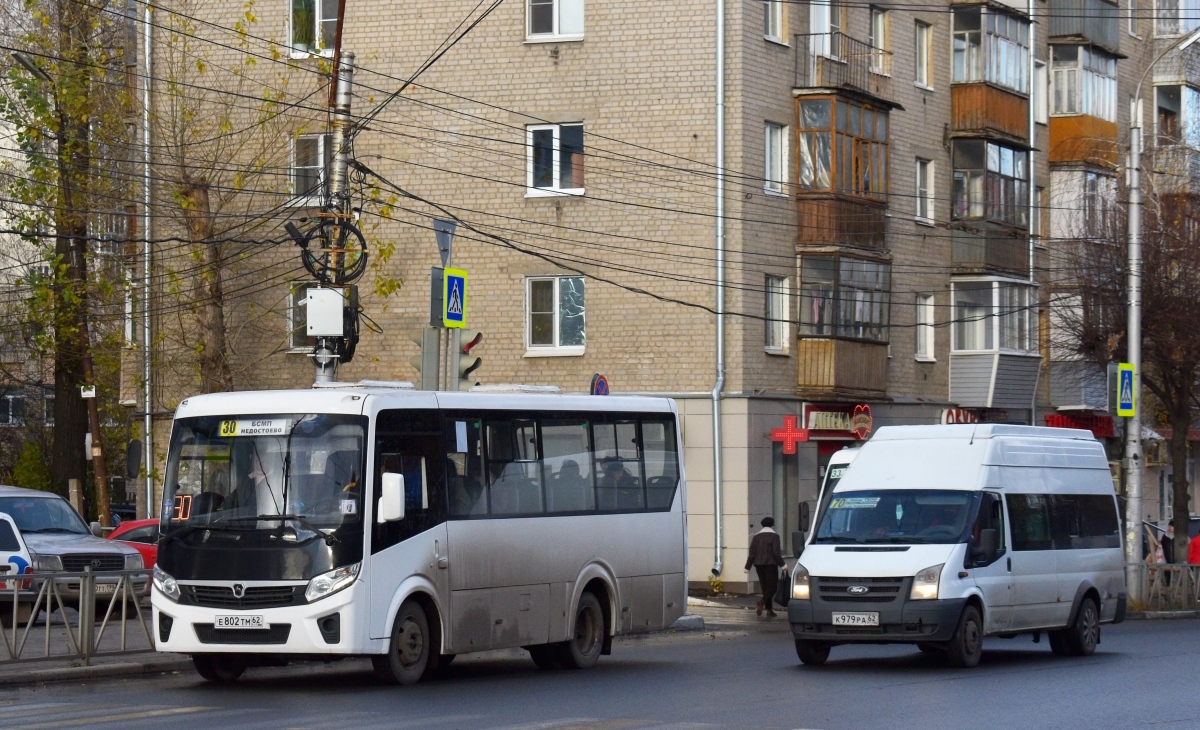 Ryazanská oblast, PAZ-320405-04 "Vector Next" č. Е 802 ТМ 62; Ryazanská oblast, Nizhegorodets-222709  (Ford Transit) č. К 979 РА 62