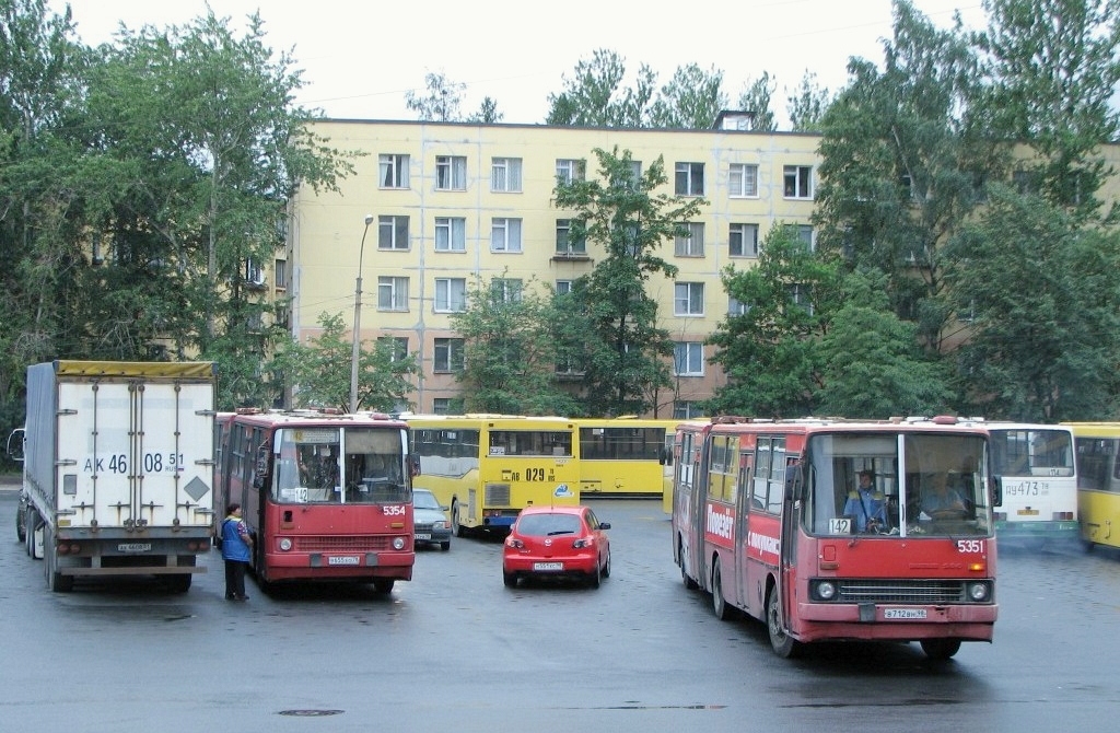 Szentpétervár — Bus stations
